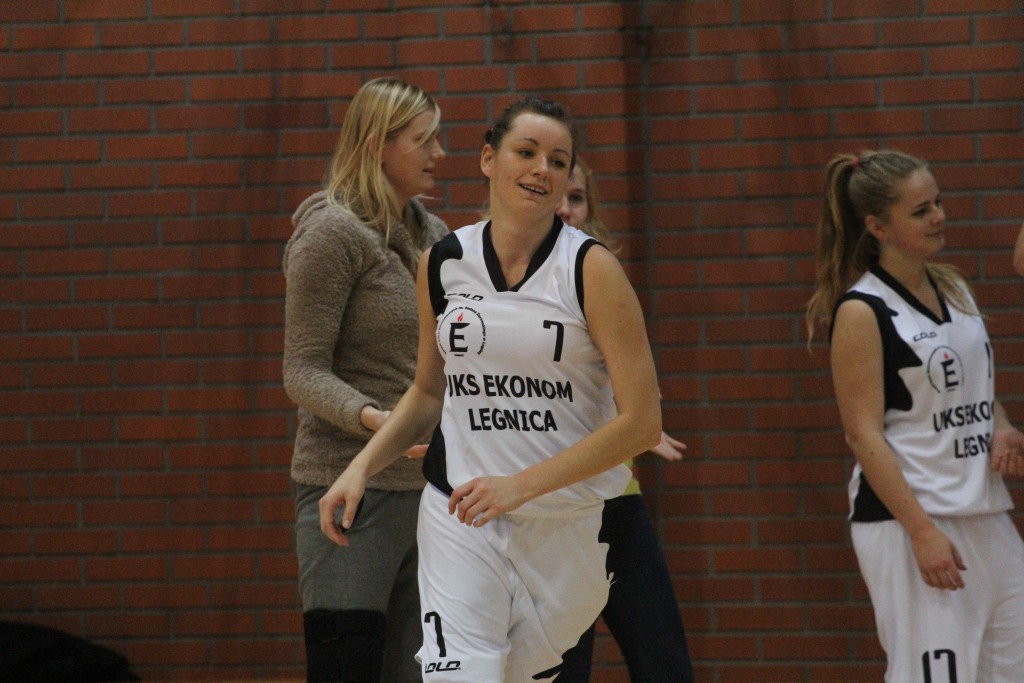 Koszykówka: UKS Ekonom - Ostrovia 57:50