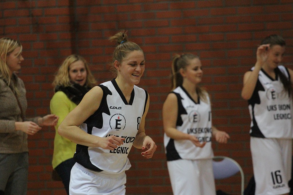Koszykówka: UKS Ekonom - Ostrovia 57:50