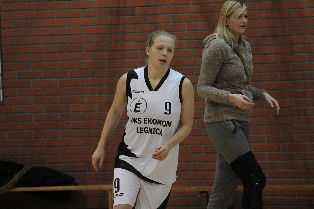 Koszykówka: UKS Ekonom - Ostrovia 57:50
