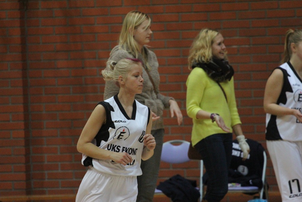 Koszykówka: UKS Ekonom - Ostrovia 57:50