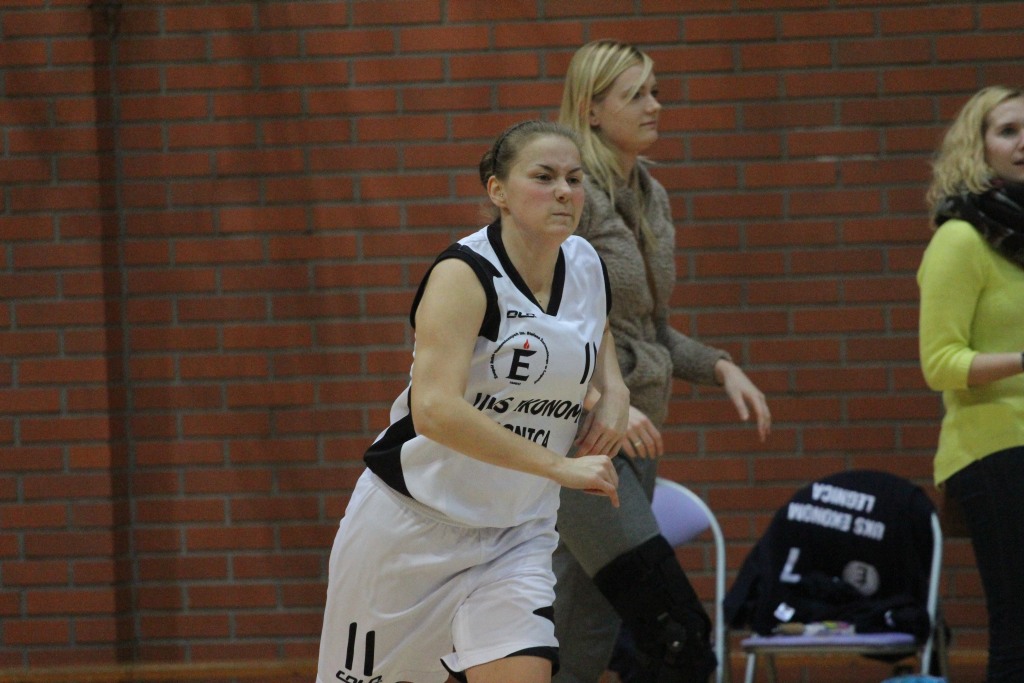 Koszykówka: UKS Ekonom - Ostrovia 57:50