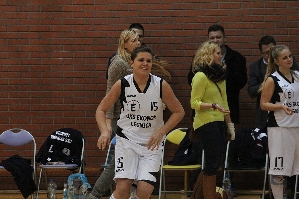 Koszykówka: UKS Ekonom - Ostrovia 57:50