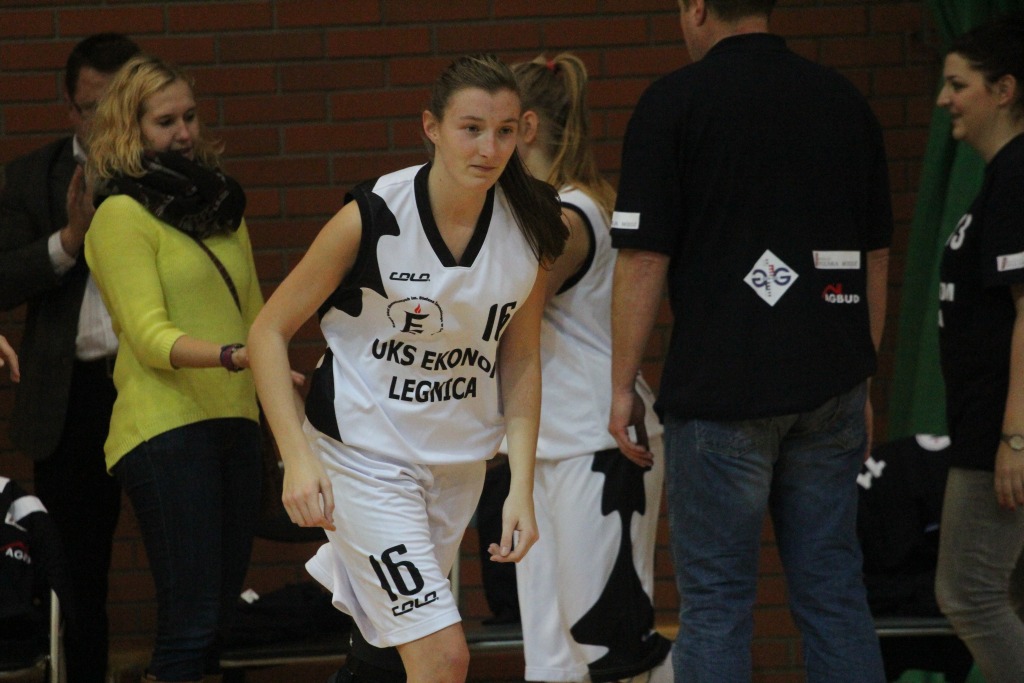 Koszykówka: UKS Ekonom - Ostrovia 57:50