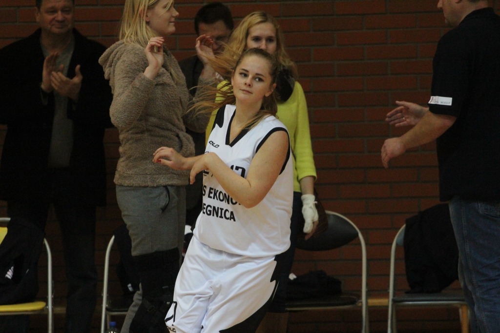 Koszykówka: UKS Ekonom - Ostrovia 57:50