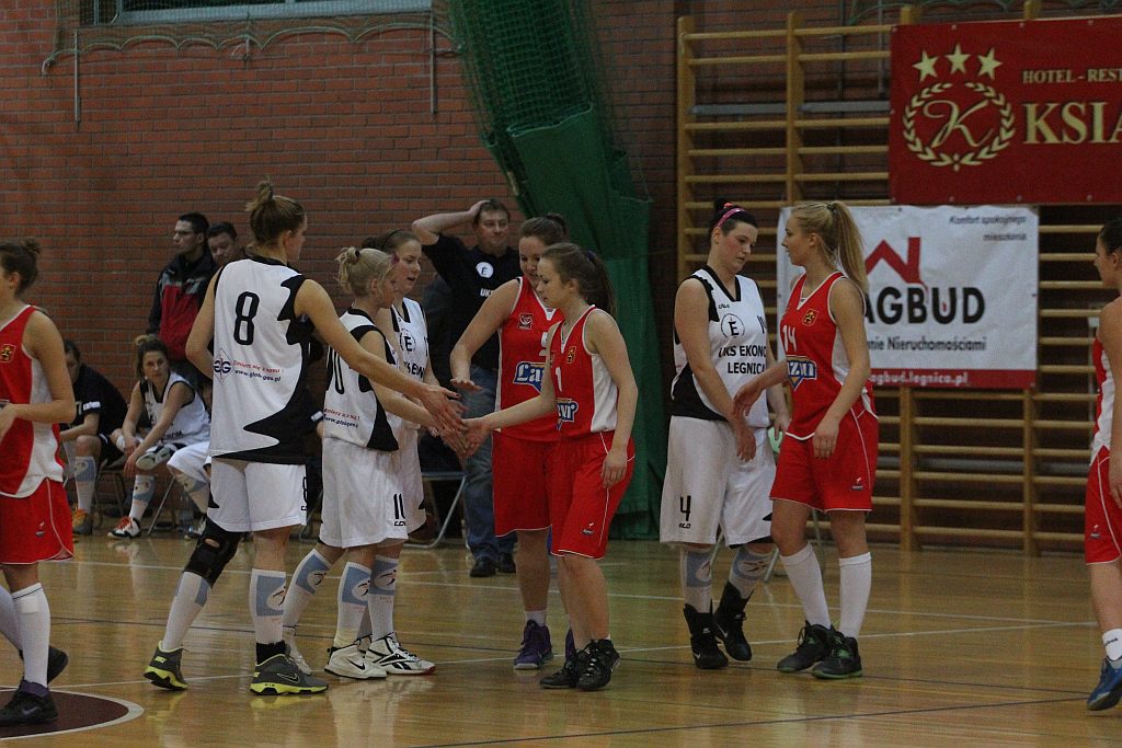 Koszykówka: UKS Ekonom - Ostrovia 57:50