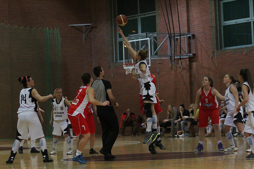 Koszykówka: UKS Ekonom - Ostrovia 57:50