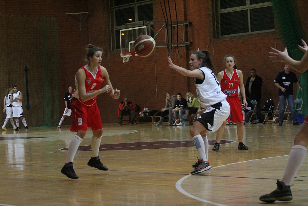Koszykówka: UKS Ekonom - Ostrovia 57:50
