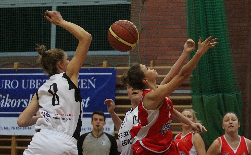 Koszykówka: UKS Ekonom - Ostrovia 57:50