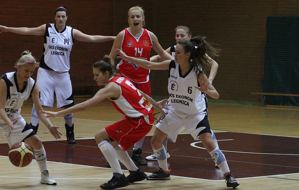 Koszykówka: UKS Ekonom - Ostrovia 57:50