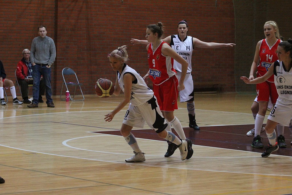 Koszykówka: UKS Ekonom - Ostrovia 57:50
