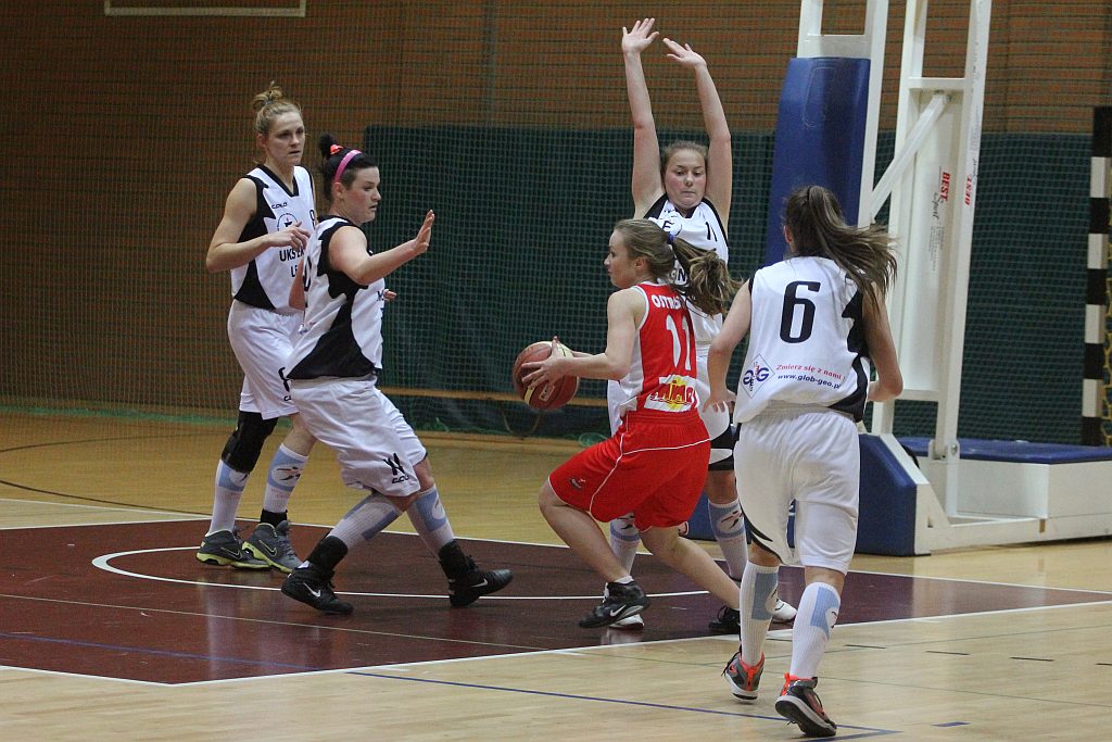 Koszykówka: UKS Ekonom - Ostrovia 57:50