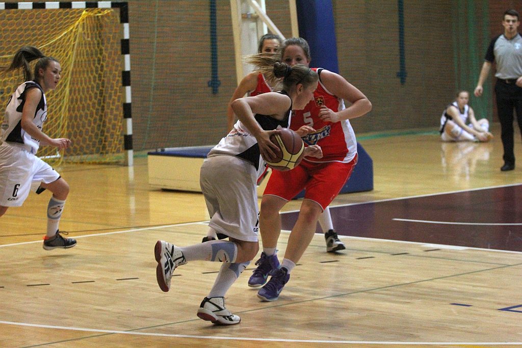 Koszykówka: UKS Ekonom - Ostrovia 57:50