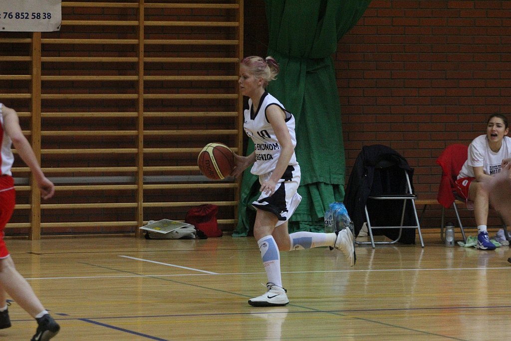 Koszykówka: UKS Ekonom - Ostrovia 57:50