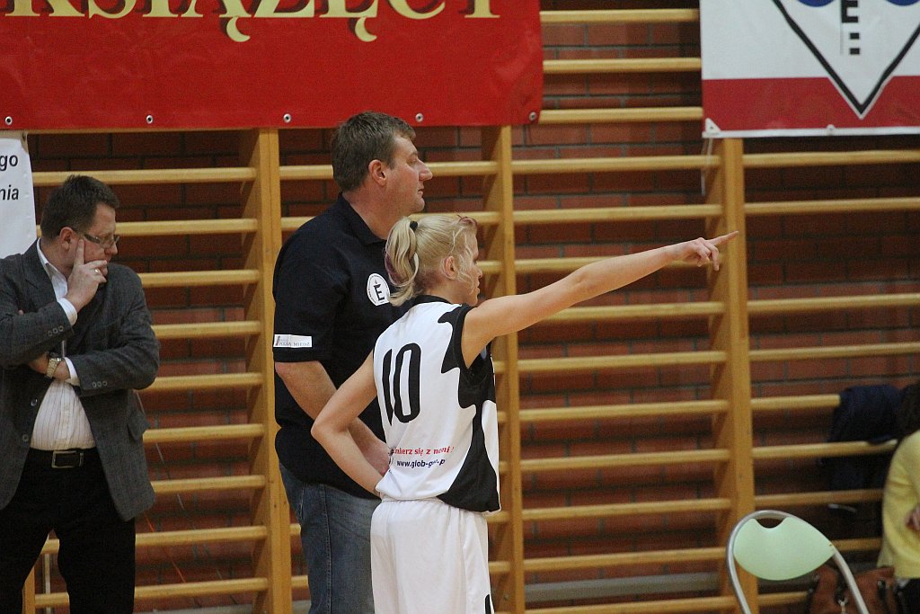 Koszykówka: UKS Ekonom - Ostrovia 57:50