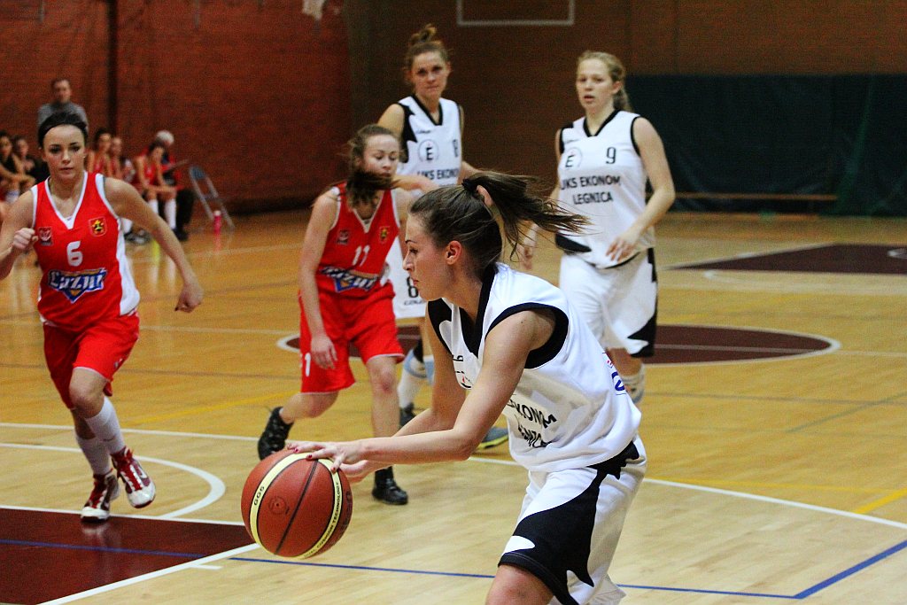 Koszykówka: UKS Ekonom - Ostrovia 57:50