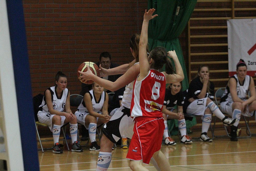 Koszykówka: UKS Ekonom - Ostrovia 57:50