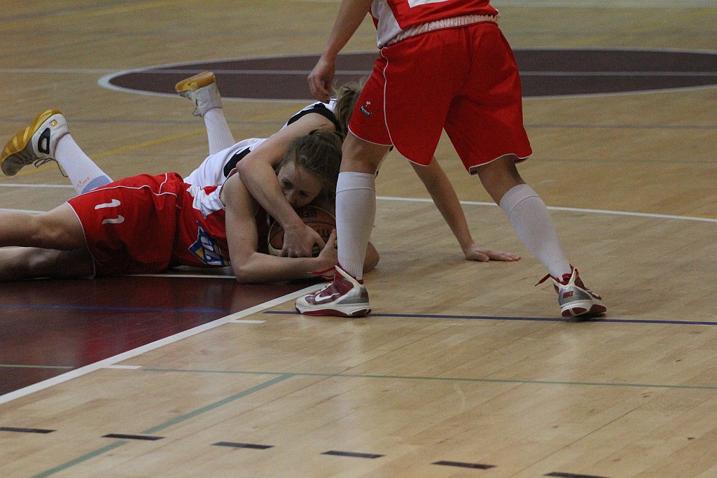 Koszykówka: UKS Ekonom - Ostrovia 57:50