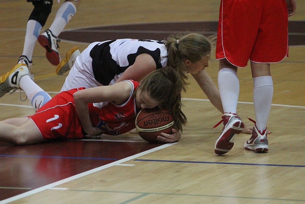 Koszykówka: UKS Ekonom - Ostrovia 57:50