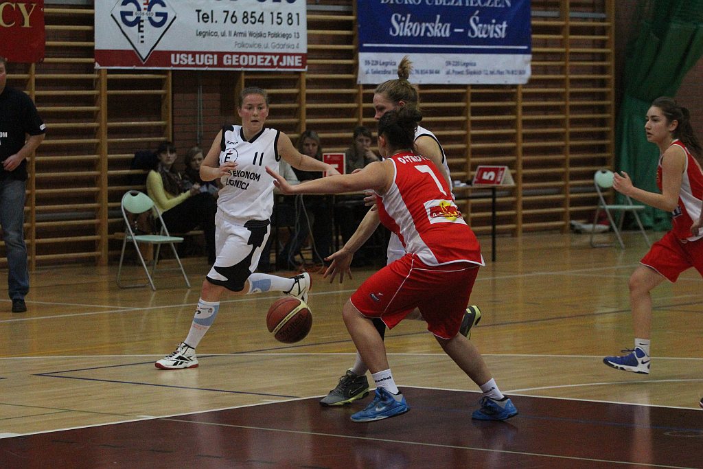Koszykówka: UKS Ekonom - Ostrovia 57:50