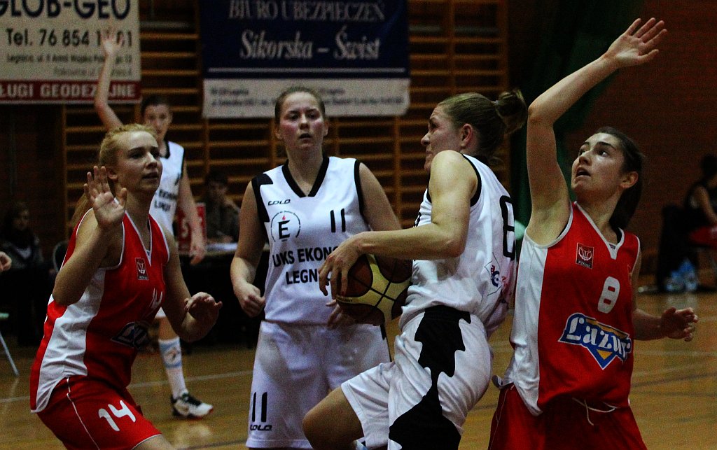 Koszykówka: UKS Ekonom - Ostrovia 57:50