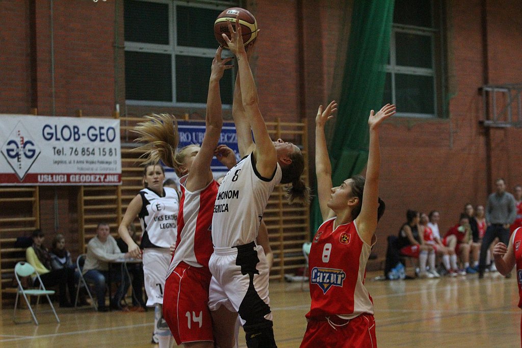 Koszykówka: UKS Ekonom - Ostrovia 57:50