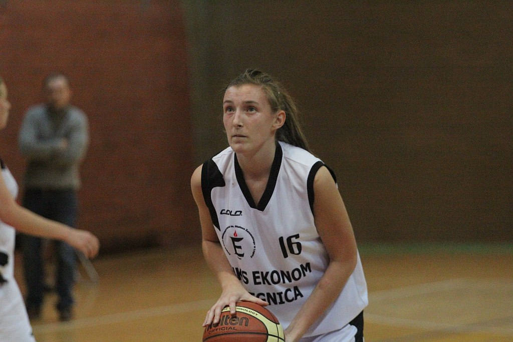 Koszykówka: UKS Ekonom - Ostrovia 57:50
