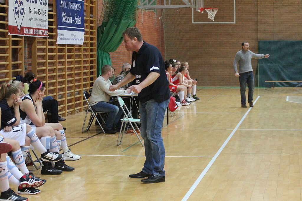 Koszykówka: UKS Ekonom - Ostrovia 57:50