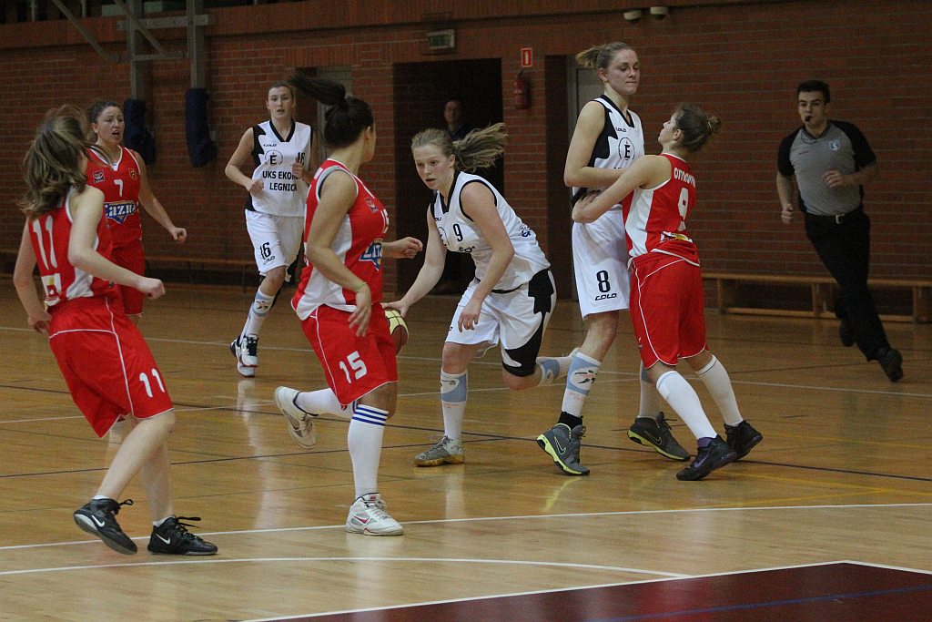 Koszykówka: UKS Ekonom - Ostrovia 57:50
