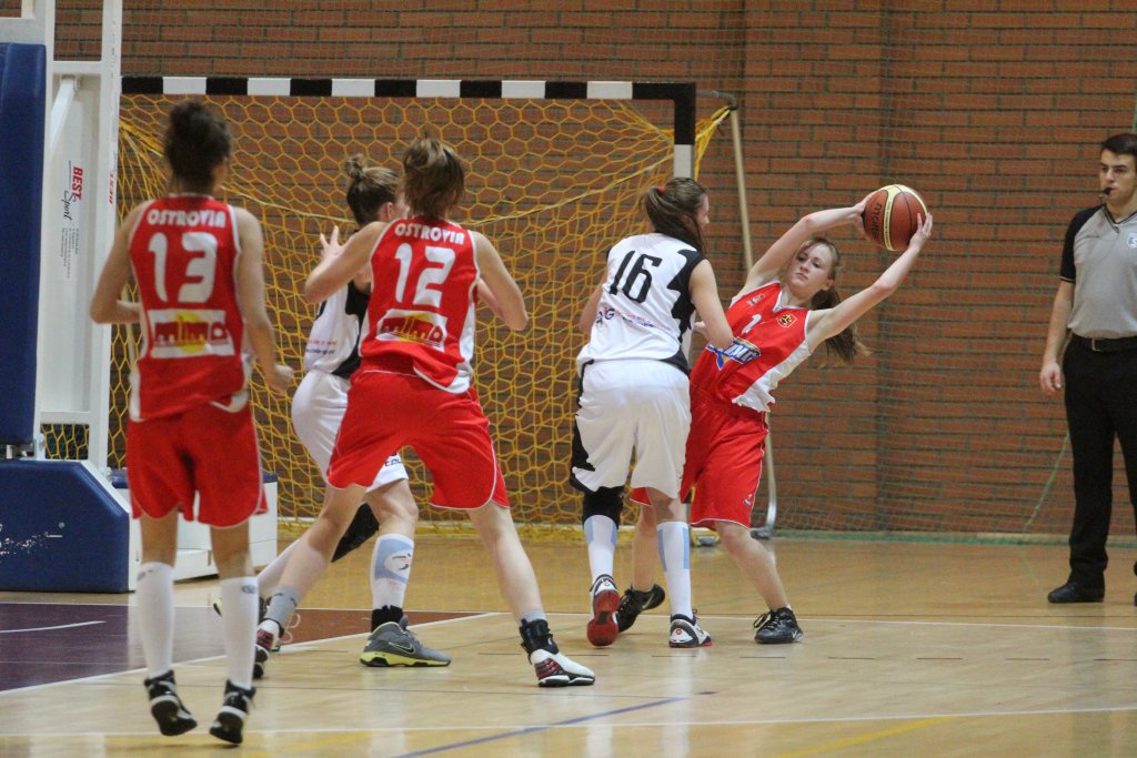 Koszykówka: UKS Ekonom - Ostrovia 57:50