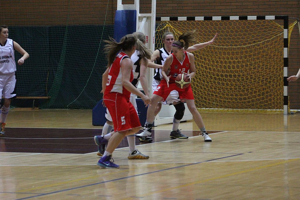 Koszykówka: UKS Ekonom - Ostrovia 57:50