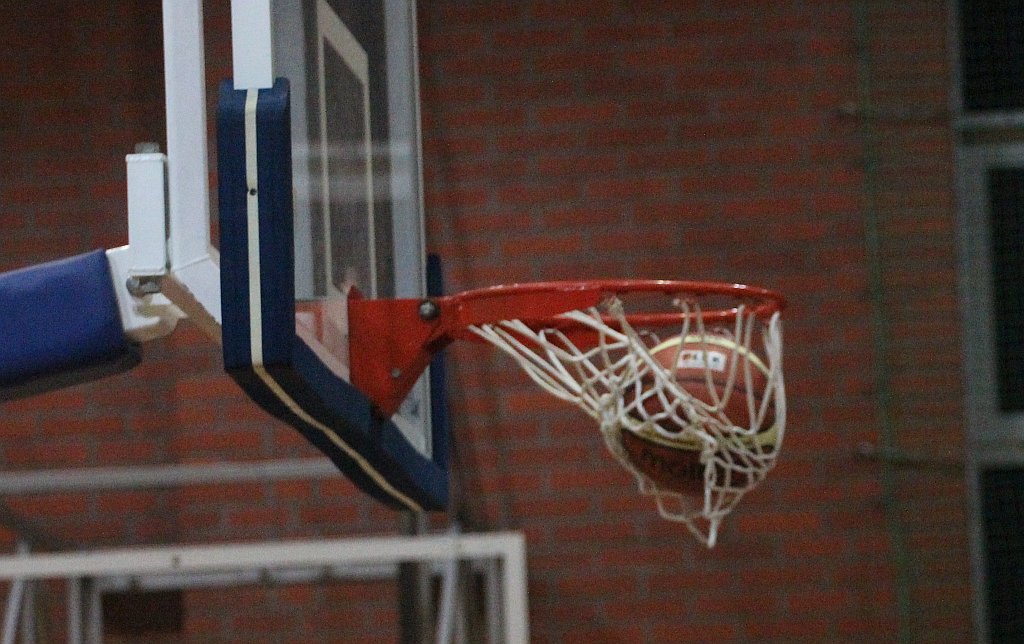 Koszykówka: UKS Ekonom - Ostrovia 57:50