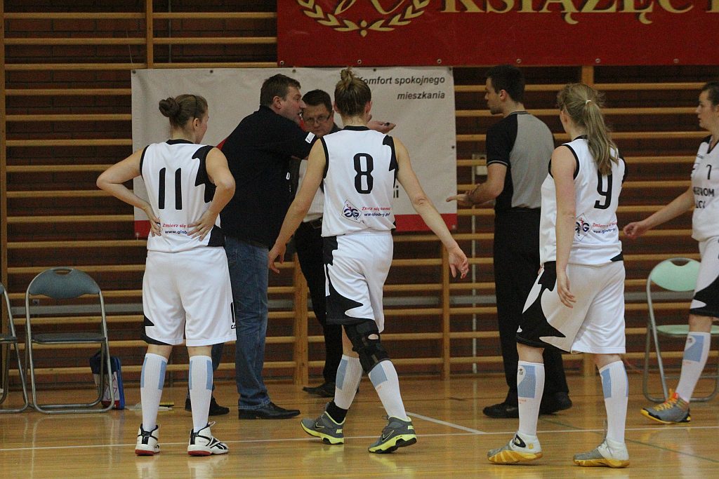 Koszykówka: UKS Ekonom - Ostrovia 57:50