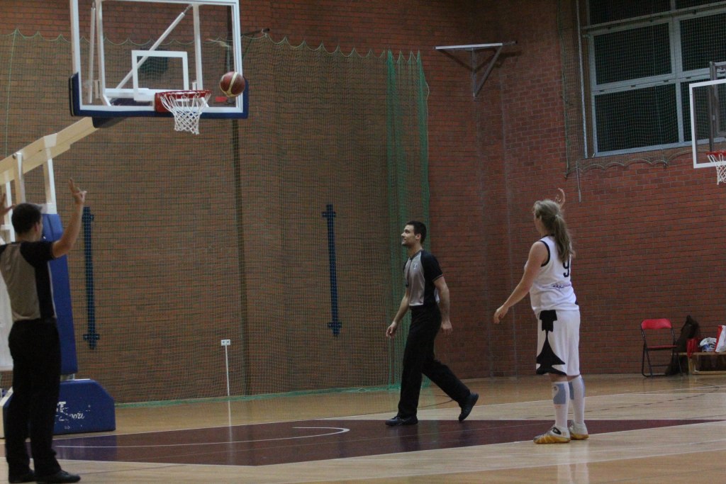 Koszykówka: UKS Ekonom - Ostrovia 57:50