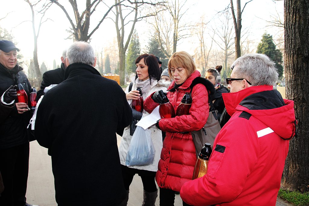 Zapalili znicze na grobach legnickich powstańców