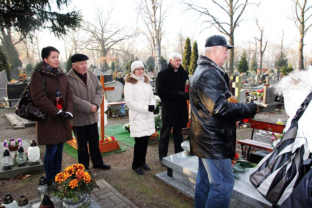 Zapalili znicze na grobach legnickich powstańców