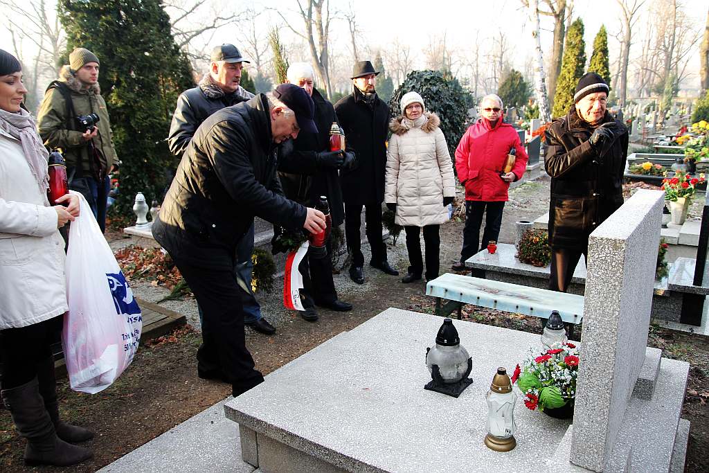 Zapalili znicze na grobach legnickich powstańców