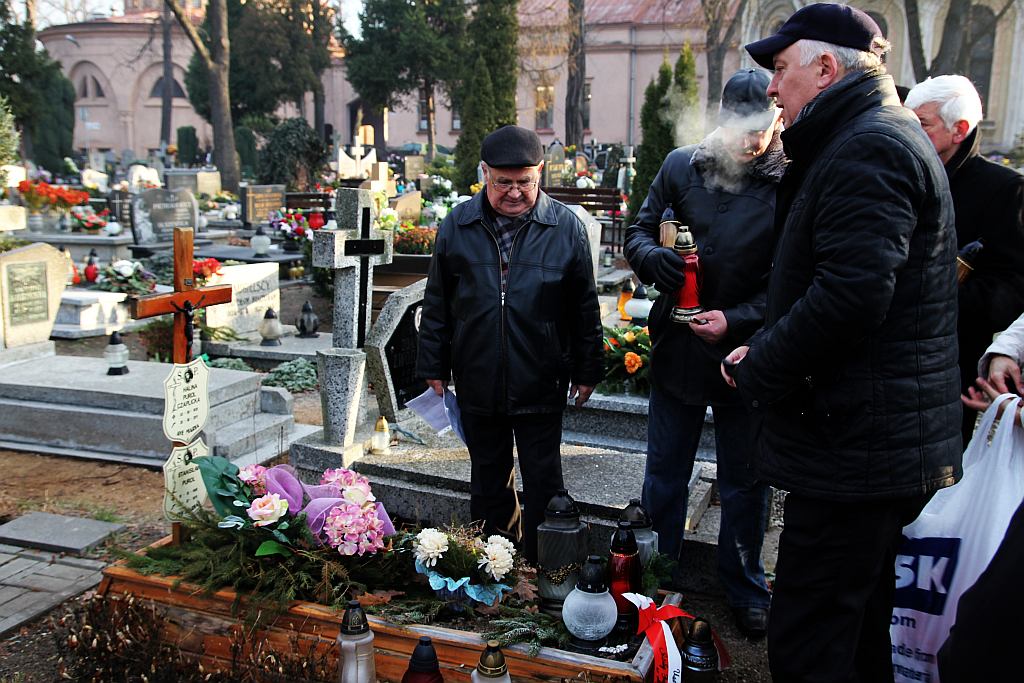 Zapalili znicze na grobach legnickich powstańców