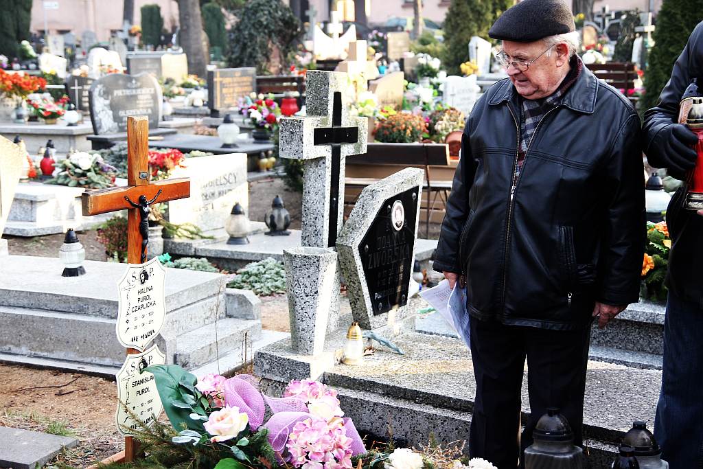 Zapalili znicze na grobach legnickich powstańców