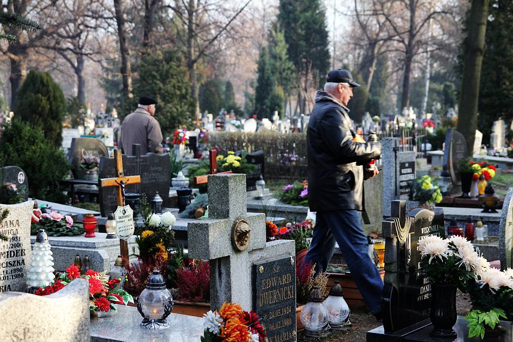 Zapalili znicze na grobach legnickich powstańców