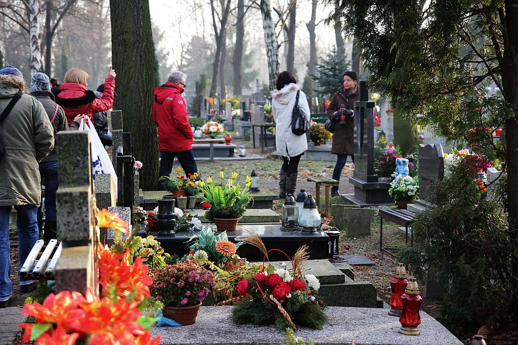 Zapalili znicze na grobach legnickich powstańców