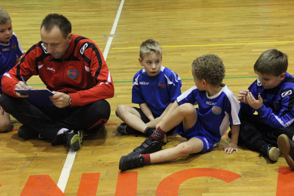 Najmłodsi adepci futbolu trenują przy Lotniczej