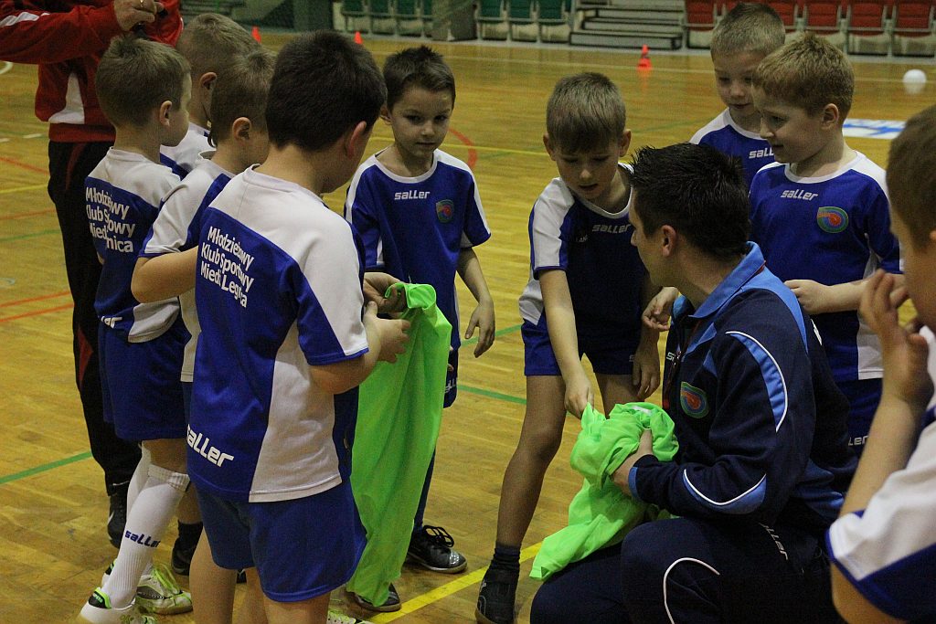 Najmłodsi adepci futbolu trenują przy Lotniczej