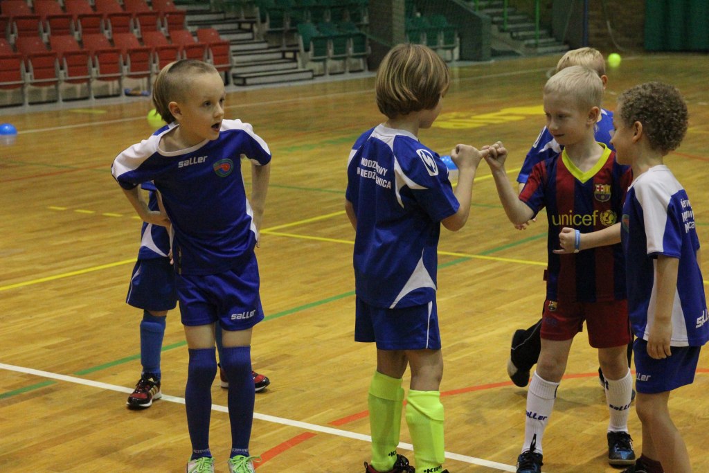 Najmłodsi adepci futbolu trenują przy Lotniczej