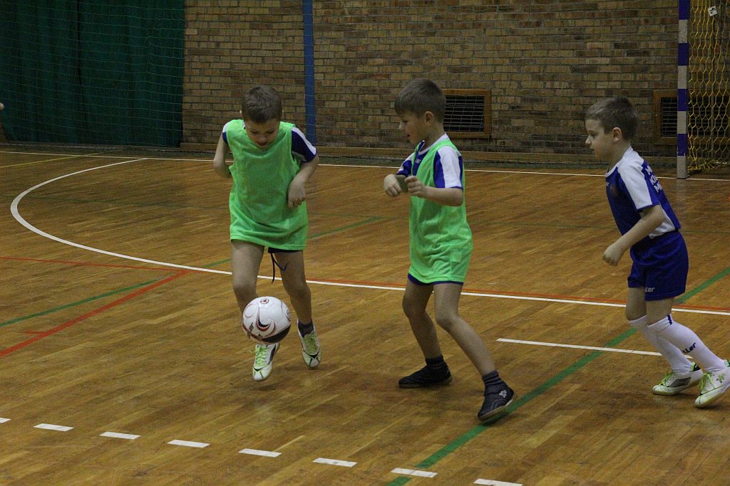 Najmłodsi adepci futbolu trenują przy Lotniczej
