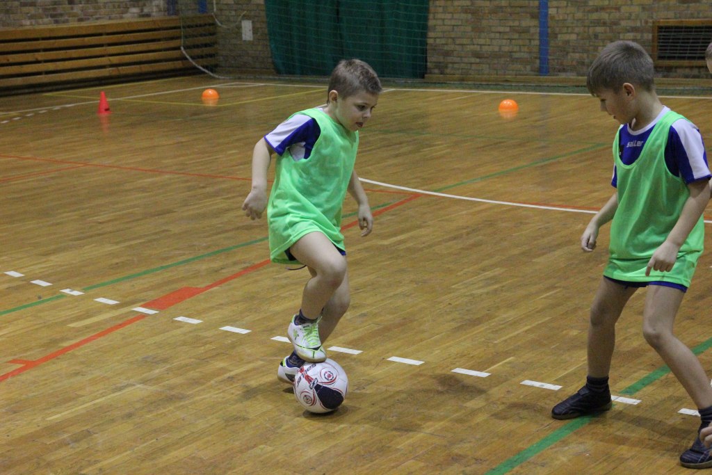 Najmłodsi adepci futbolu trenują przy Lotniczej