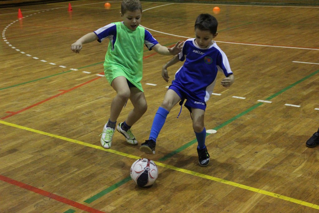 Najmłodsi adepci futbolu trenują przy Lotniczej