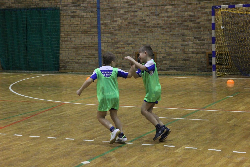 Najmłodsi adepci futbolu trenują przy Lotniczej