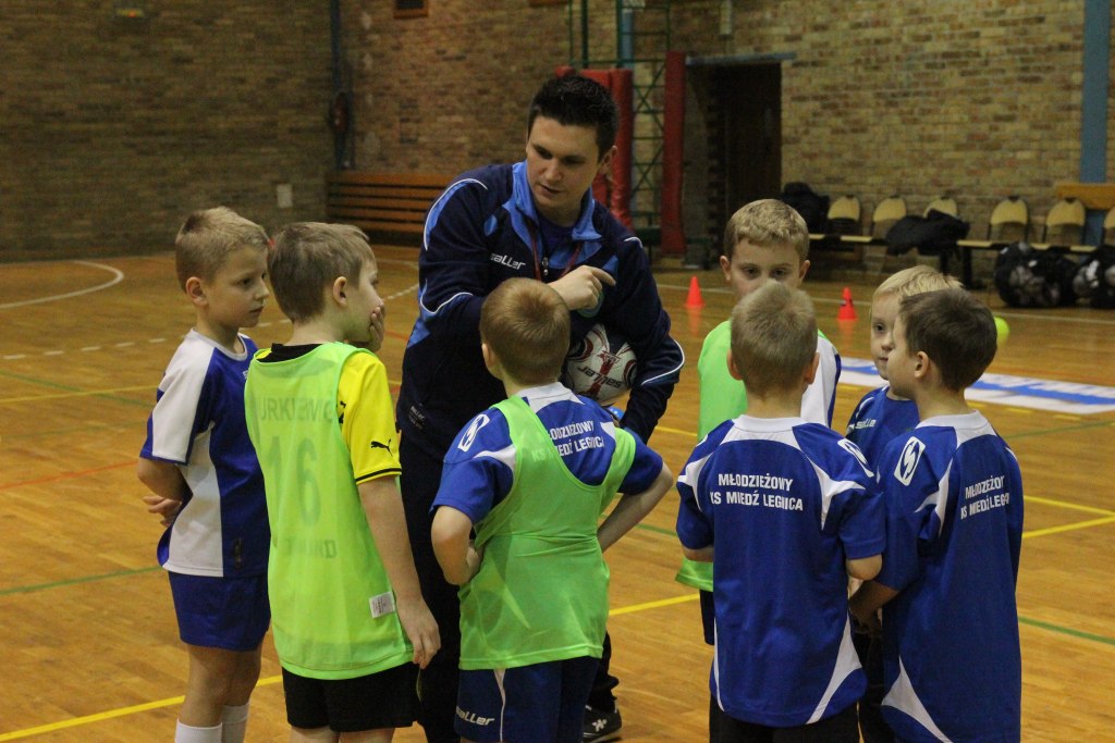 Najmłodsi adepci futbolu trenują przy Lotniczej