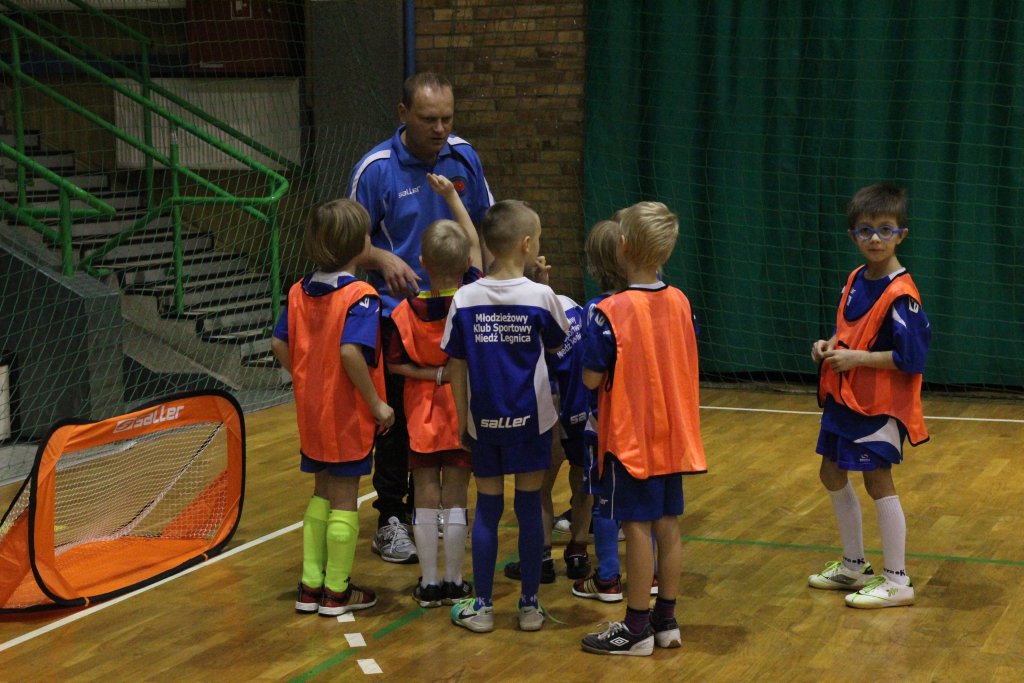 Najmłodsi adepci futbolu trenują przy Lotniczej