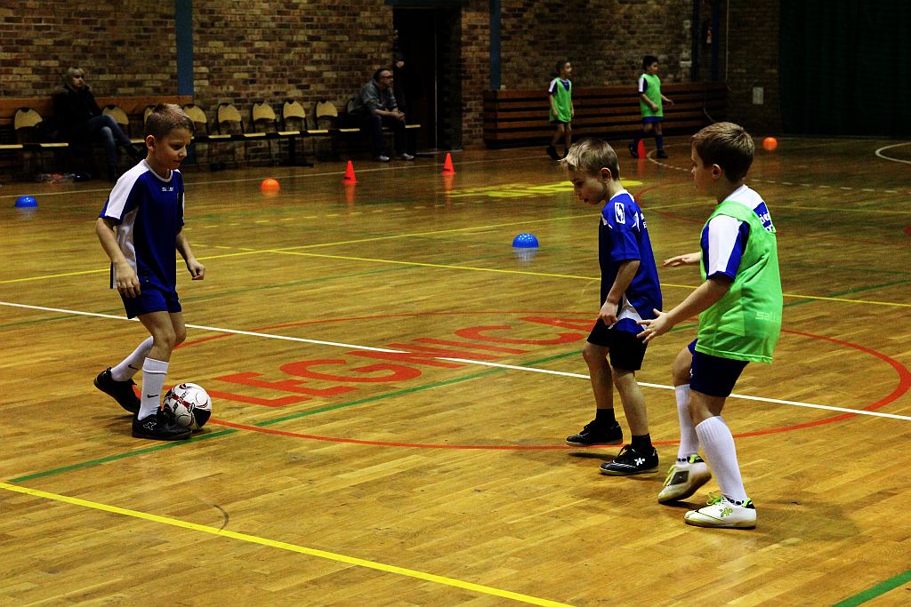 Najmłodsi adepci futbolu trenują przy Lotniczej